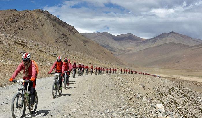 In bici sull’Himalaya contro il traffico di esseri umani: l’impresa di 500 monache buddiste
