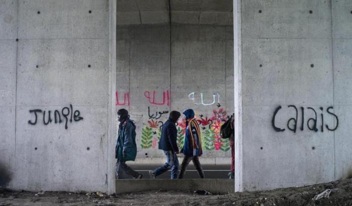 Migranti, a Calais iniziano i lavori del muro: sarà alto 4 metri