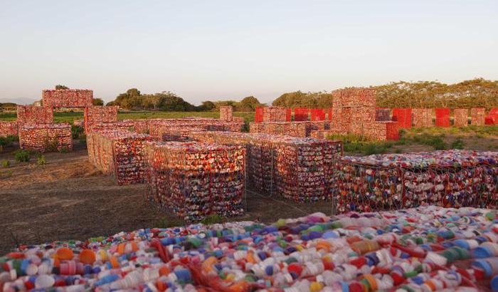 Una scritta da 5 milioni di tappi riciclati: l'ambiente manda un 'Help'