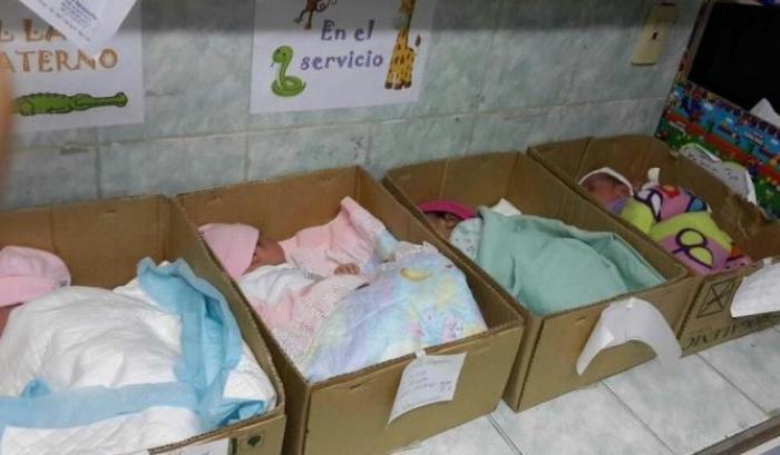 Venezuela, negli ospedali manca tutto: le scatole diventano culle