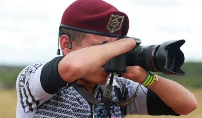 Il guerrigliero senza mani diventa il fotografo della pace in Colombia