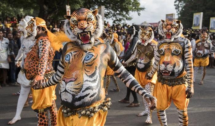 Pulikali, uomini tigre ruggiscono al festival del Kerala