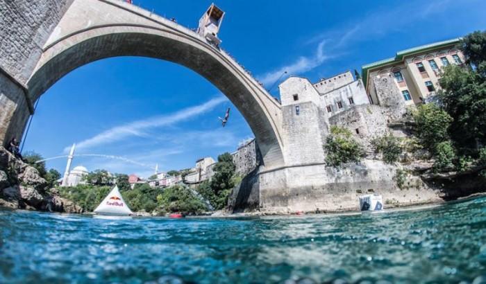 Il ponte di Mostar: un tuffo dalla storia