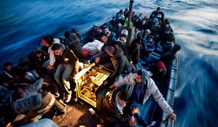 Migranti dalla Tunisia verso Lampedusa, il 2 aprile 2011. (Giulio Piscitelli, Contrasto)
