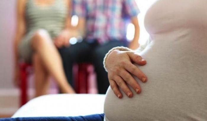 50 lesbiche contro la maternità surrogata: è mercificazione del corpo
