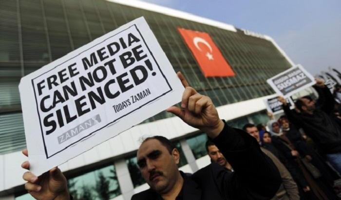 Turchia: almeno 121 giornalisti ingiustamente detenuti