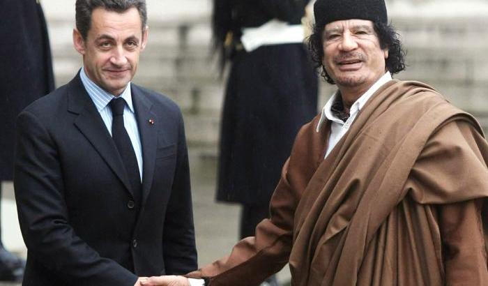 Nicolas Sarkozy e Muammar Gheddafi