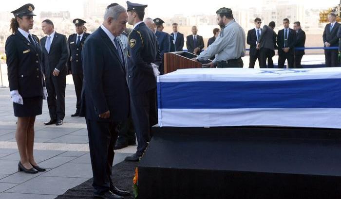 Ai funerali di Peres, stretta di mano tra Abu Mazen e Netanyahu