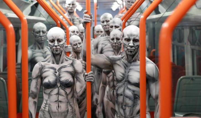 Modelli vestiti da umanoidi a Waterloo station a Londra