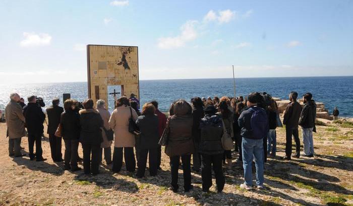 Lampedusa ricorda i migranti: la marcia verso la Porta dell'Europa