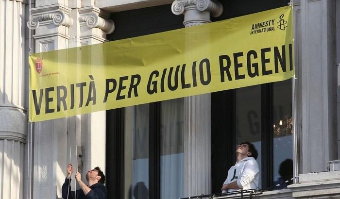 Triste, lo striscione per Regeni? Un dente cariato: il sindaco lo fa rimuovere