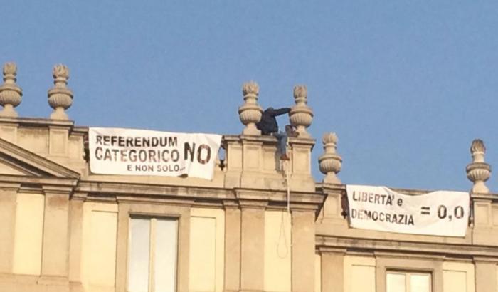 Sana follia: sul tetto della Scala con lo striscione "No al referendum", bloccato
