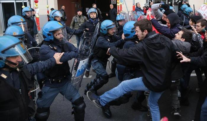Bologna, sgombero del "condominio sociale": scontri tra polizia e attivisti
