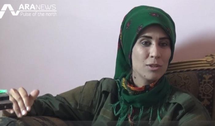 Getta il velo e va a combattere contro l'Isis: lotto per la libertà delle donne arabe