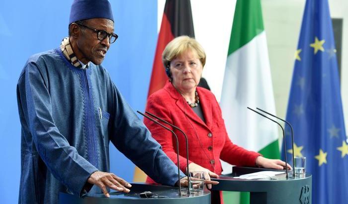Zitta e in cucina: il presidente della Nigeria sulla moglie. Imbarazzo Merkel