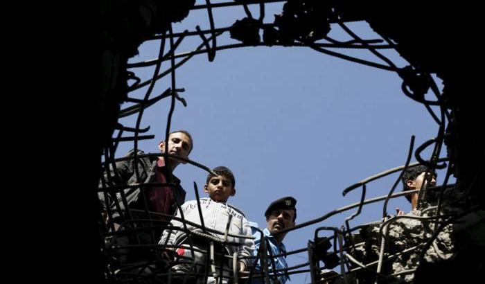 033416-yemen-foto-reuters Il buco causato dalle bombe saudite a Sana'a, Yemen. Foto Khaled Abdullah, Reuters / Contrasto