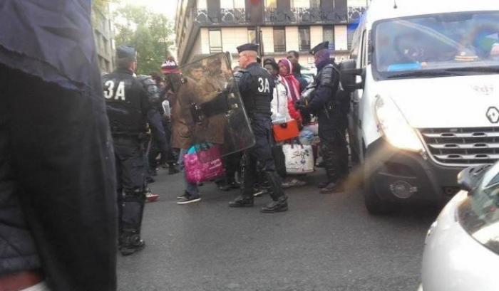 033479-la-polizia-contro-i-migranti-a-parigi La polizia contro i migranti a Parigi