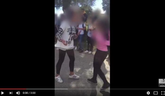 Picchiata e umiliata davanti alla scuola, il video finisce in rete