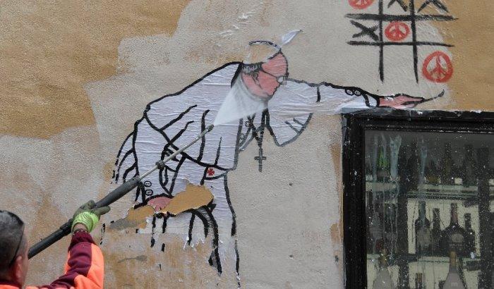 Il murales di Maupal cancellato a Borgo Pio a Roma