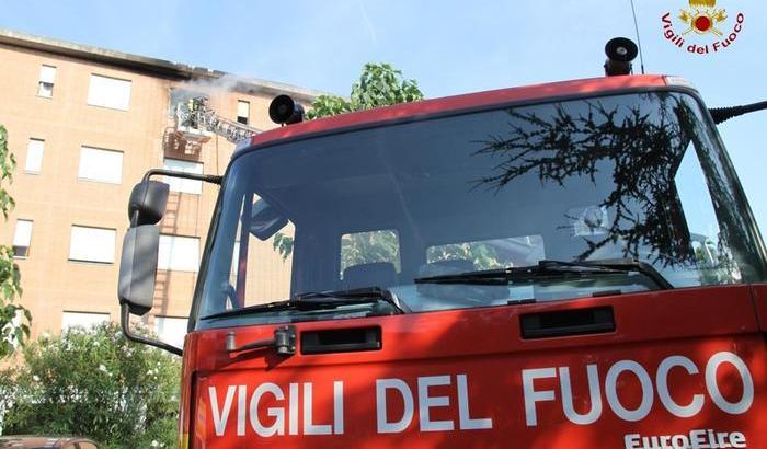 Rimini, si lanciano dal secondo piano per un incendio: 7 feriti
