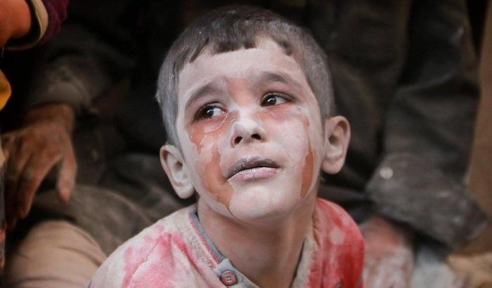 Bambino siriano dopo un raid su Aleppo