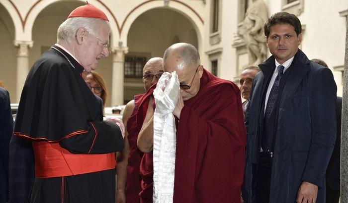 Milano, il Dalai Lama incontra il cardinale Scola: proteste della comunità cinese