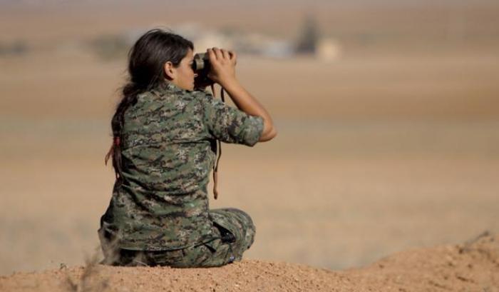 Una militante delle forze curdo-siriane