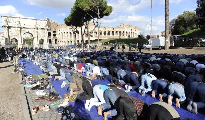 I musulmani protestano al Colosseo: non siamo terroristi vogliamo le moschee
