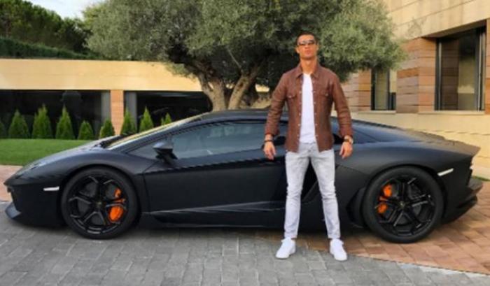 Ronaldo mostra la sua ennesima auto di lusso: i social lo fanno nero