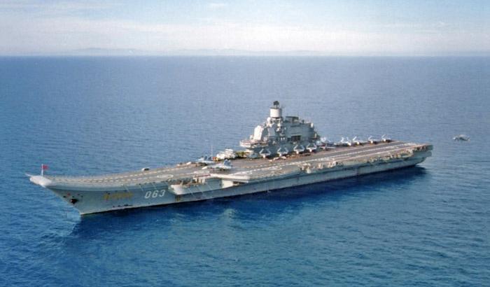 Spiata, filmata, fotografata: la portaerei russa Admiral Kuznetsov attraversa la Manica