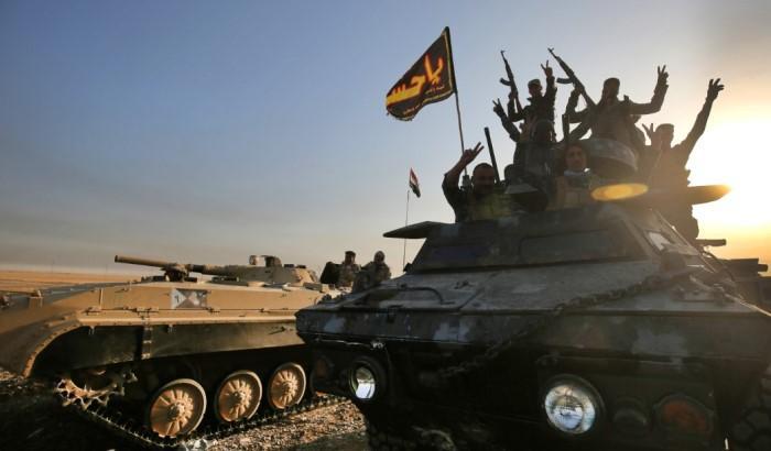Battaglia per Mosul, l'Isis brucia i pozzi di petrolio