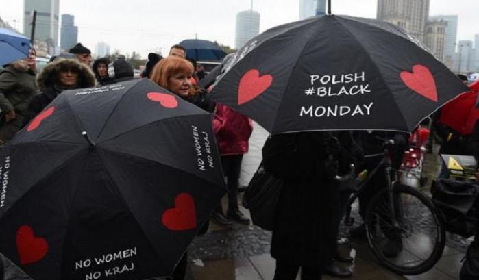 Lunedì nero a Varsavia, le donne difendono di nuovo il loro diritto all'aborto