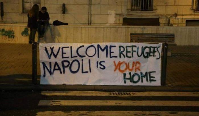Restiamo umani: la Napoli anti-razzista apre le braccia ai profughi