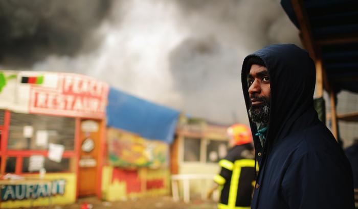 Incendi e scontri a Calais: è terminato lo sgombero della Giungla