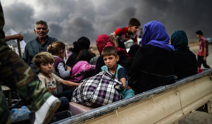 Mosul, donne, anziani, bimbi provano a fuggire dalla guerra