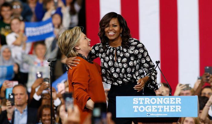 Michelle Obama: "Votate la Clinton, la mia amica è più esperta di mio marito"