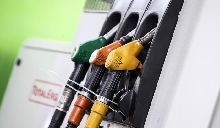 Allegria: da gennaio aumenta il prezzo della benzina