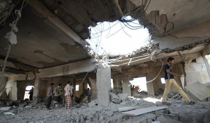 Yemen, la coalizione a guida saudita bombarda un carcere: 60 morti