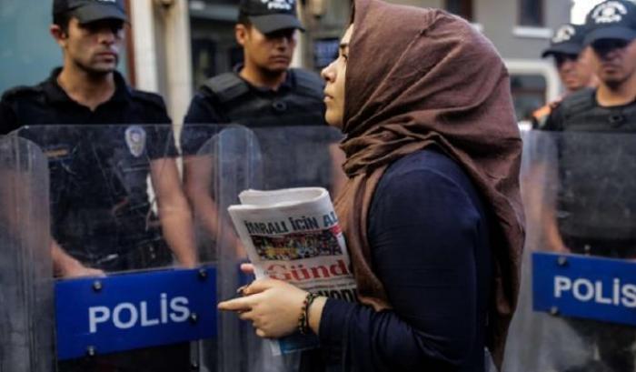 Denunciarono i legami Erdogan-Isis: arrestati i giornalisti di Cumhuriyet