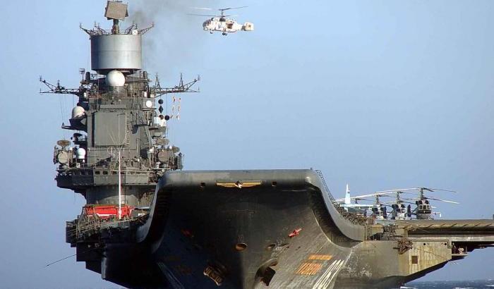 La portaerei russa Kuznetzov arrivata davanti alla Siria: pronta a sparare sui ribelli
