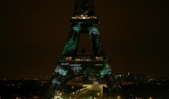 La Torre Eiffel diventa verde per celebrare l'accordo sul clima