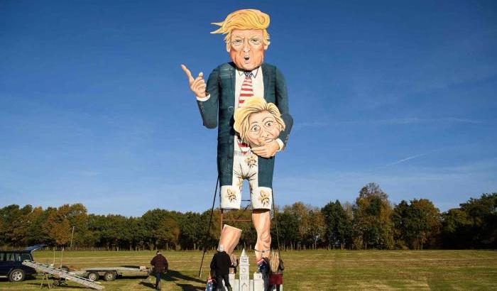La statua alta 10 metri che ritrae Donald Trump