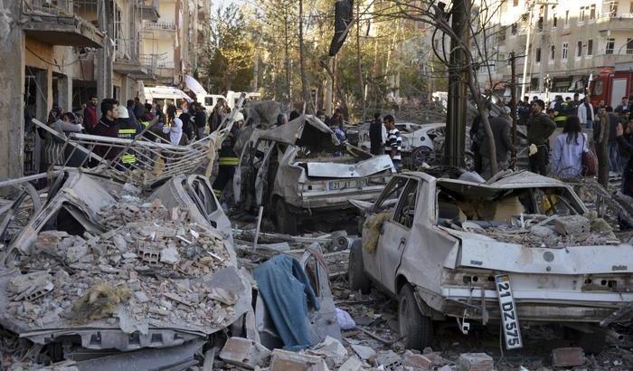 Autobomba a Diyarbakir: ci sono morti e feriti