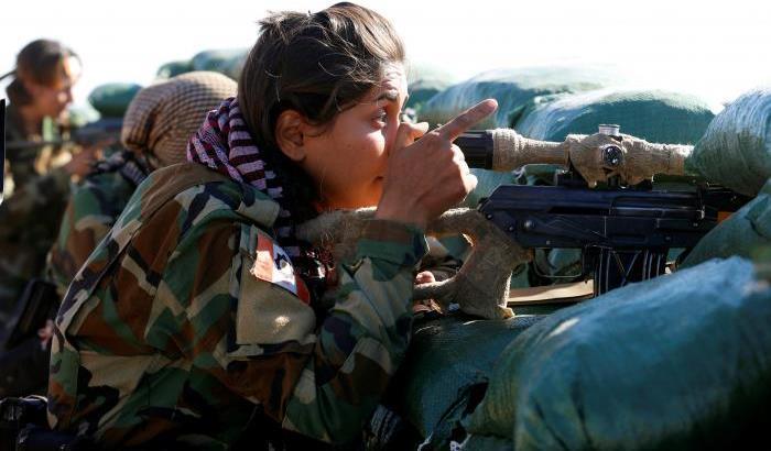 Le combattenti curde fanno la guerra all'Isis con le mitragliatrici e le canzoni