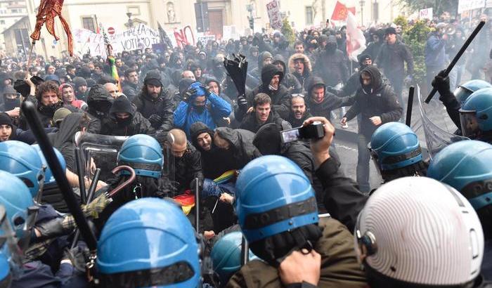 Cariche e petardi: scontri tra polizia e corteo anti-Leopolda