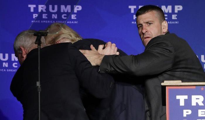 Trump portato via dal palco durante un comizio a Reno
