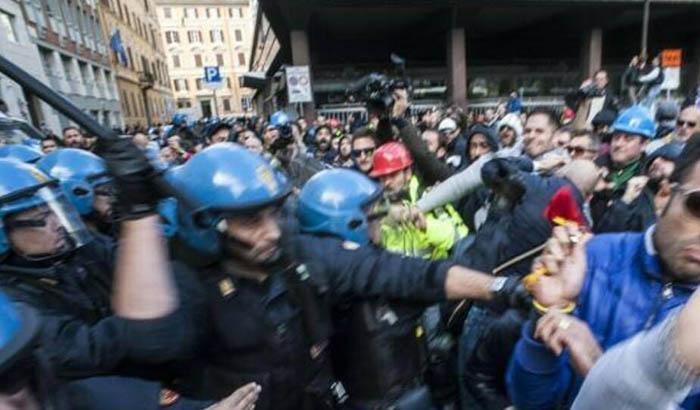 I manganellatori di Renzi: poteri deboli, maniere forti