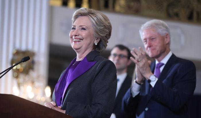 Il sorriso tirato di Hillary Clinton: fa male ma continuiamo a lottare