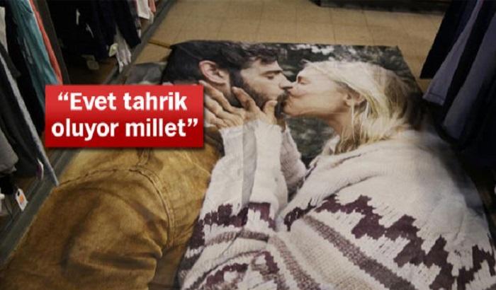 Turchia, proteste per un bacio: Levi’s rimuove lo foto da un negozio