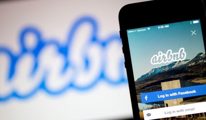 Spuntano nella manovra: una norma Airbnb e il freno al bagarinaggio online